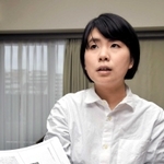 来年２月に発行する記録集「筆跡をきく」のゲラ刷りを持つ高森順子さん＝神戸市東灘区向洋町中