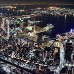 神戸の上空からの夜景。色とりどりの街明かりが宝石のように輝く＝神戸市中央区