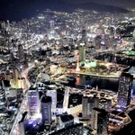 夜のとばりの中でキラキラ輝く神戸市街＝神戸市中央区（撮影・中西幸大）