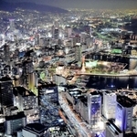 夜のとばりの中でキラキラ輝く神戸市街＝神戸市中央区（撮影・中西幸大）