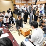 最多の公式戦通算１４３４勝を挙げた羽生善治九段（中央）