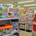 プログラミングトイの商品。人気キャラクターを活用したタブレット型や、ブロック型など多彩だ＝神戸市中央区東川崎町１、トイザらス神戸ハーバーランド店