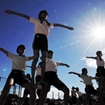 組み体操の練習に取り組む小学生ら＝神戸市内