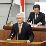 来春に住民投票条例の制定を目指す方針を表明した明石市の泉房穂市長＝２０日午後、明石市議会