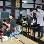 実験で命を奪われた虫に感謝し、焼香するアース製薬の社員ら＝赤穂市坂越、妙道寺