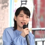 神戸新聞まつりで地元への思いを語るのんさん＝９日午後、姫路市駅前町、ＪＲ姫路駅前（撮影・吉田敦史）