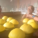 甘酸っぱい香りに包まれ、湯を堪能する入浴客＝２１日午前、湊山温泉（撮影・秋山亮太）