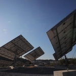 昼すぎでも低い位置にある太陽を追いかけ、起き上がる発電パネル＝洲本市五色町