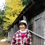 熱田の家屋の前に立つ吉田真佐子さん。「移住したくてしたわけではなかった」と当時の住民の思いを代弁する＝香美町小代区新屋