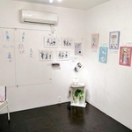 「こうべのこどもたち１９９５ー２０２０　東京展」の会場の様子＝デザイン・フェスタ・ギャラリー原宿（こもりあやみさん提供）