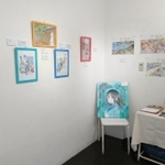 「こうべのこどもたち１９９５ー２０２０　東京展」の会場の様子＝デザイン・フェスタ・ギャラリー原宿（こもりあやみさん提供）