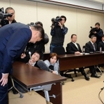 議会運営委員会で謝罪する井川一善姫路市議＝２３日午前、姫路市議会
