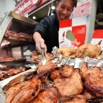 こんがりと焼き色を付け、店頭に並ぶチキン＝２３日午前、神戸市中央区日暮通４