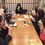 本を嗅ぐイベント参加者たち＝１２月６日、かまくら駅前蔵書室（樋渡茉佑子さん提供）