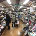 近隣書店を訪れ、店頭で実践する「本を嗅ぐ会」参加者たち＝１２月６日、鎌倉市内（樋渡茉佑子さん提供）