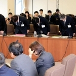 六甲アイランド高校での別室指導の問題や、東須磨小の教員間暴力問題について、謝罪する市教委の幹部ら＝２７日午前、神戸市役所（撮影・鈴木雅之）
