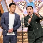 「Ｍ－１グランプリ２０１９」決勝戦で漫才を披露する「ミルクボーイ」の駒場孝さん（左）と内海崇さん＝２２日夜、東京都港区のテレビ朝日（（Ｃ）Ｍ－１グランプリ事務局）