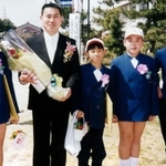 白浜小学校の卒業式で記念写真に収まる内海崇さん（右）と寺前直一さん（左）＝姫路市白浜町（寺前さん提供）