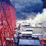 事故直後、餘部駅へ上がる山道から見た転落車両＝１９８６年１２月２８日、兵庫県香美町香住区余部（千崎密夫さん撮影）