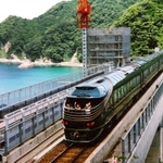 エレベーターの建設が進む余部橋梁を走るＪＲ西日本の豪華寝台列車「トワイライトエクスプレス瑞風」＝２０１７年９月（千崎密夫さん撮影）