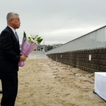 砂浜事故現場で献花する泉房穂市長＝明石市大蔵海岸通１