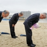 事故現場で頭を下げる泉房穂市長ら市幹部＝明石市大蔵海岸通１