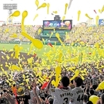 甲子園球場で飛ばされるジェット風船。成人式では、振り袖やスーツを着た若者が風船を放つ＝２０１９年６月、西宮市甲子園町