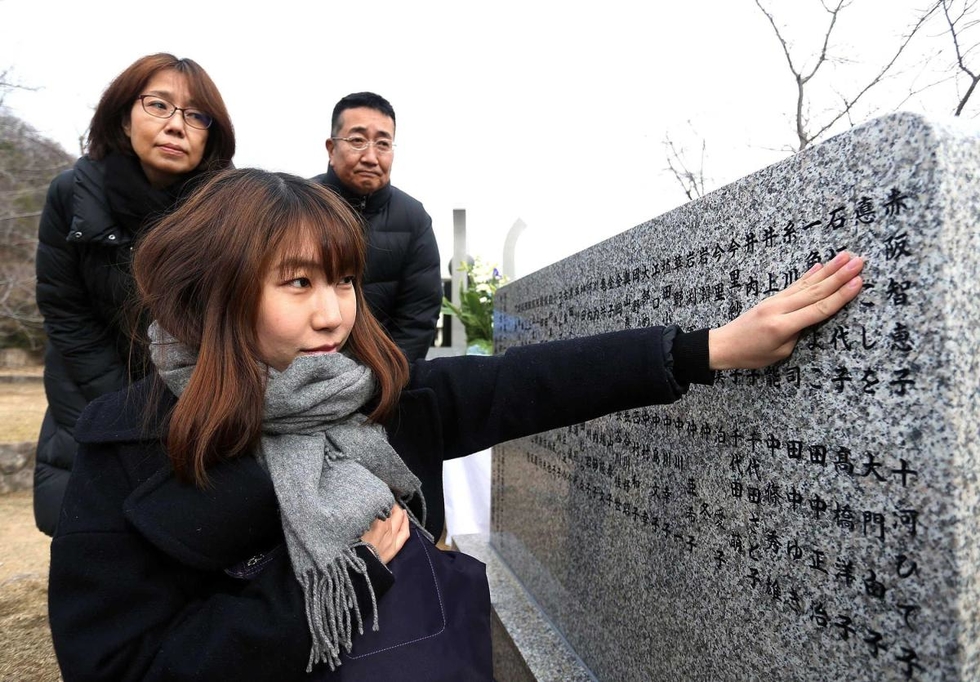 神戸新聞next 総合 碑が刻む名に触れて孫が約束 誕生楽しみにしていた祖母と