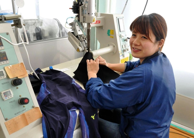 競泳用水着の試作・開発を担当するミズノテクニクス氷上工場の道本美和さん。トップ選手の声を反映させながらこれまで２００回以上の試作を重ねてきた＝丹波市氷上町