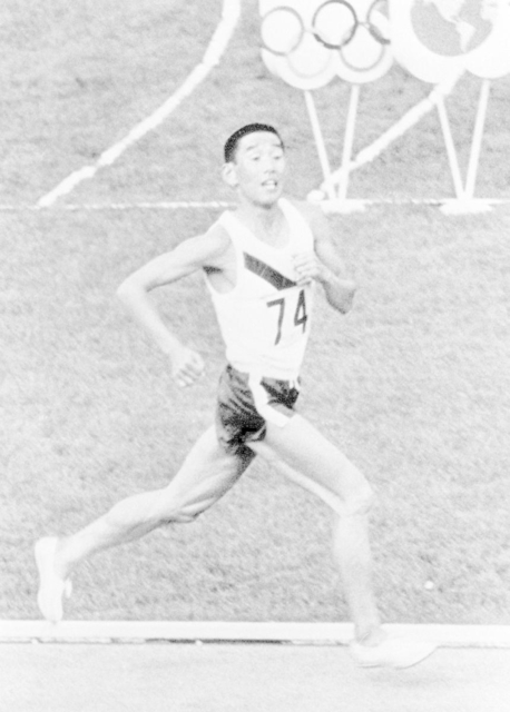 メキシコ五輪の男子マラソンで２位でゴールする君原健二さん＝１９６８年１０月