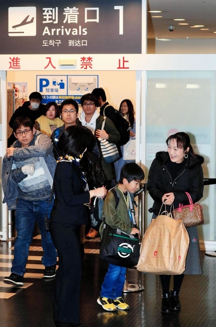 帰省客らで混雑する到着口＝４日午前、神戸市中央区の神戸空港（撮影・斎藤雅志）