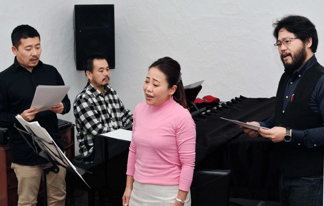 被災地・神戸への思いを込めた曲「きよし神戸」を演奏する（左から）中西健一郎さん、次郎丸智希さん、西田真由子さんら＝神戸市中央区（中西さん提供）