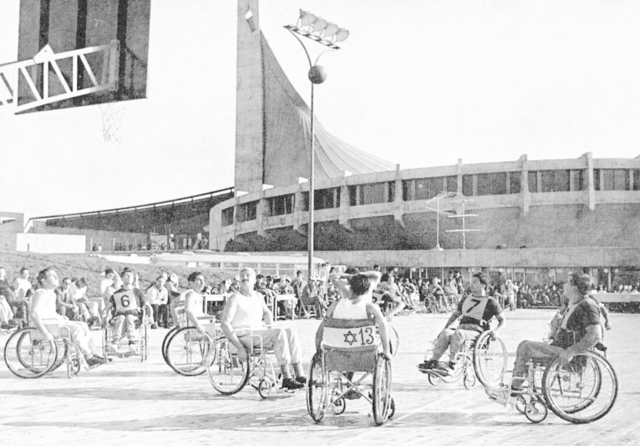 １９６４年の東京パラリンピックで車いすバスケットボールの試合に臨む選手