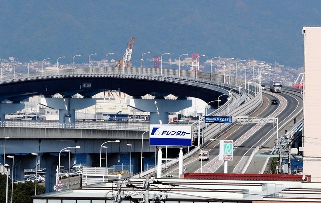 片側１車線から２車線へ拡幅される神戸空港連絡橋＝神戸市中央区