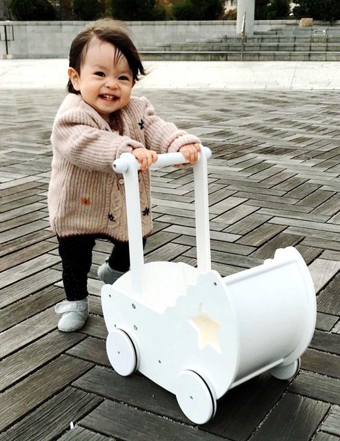 手押し車を押して笑顔の栞里ちゃん（１）