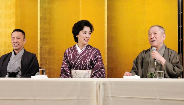 舞台の制作発表会見で抱負を語る（右から）桂ざこばさん、真琴つばささん、筧利夫さん＝大阪市中央区