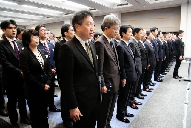 ＪＲ西の長谷川一明社長による年頭訓示に耳を傾ける社員ら＝６日午前、大阪市北区芝田２