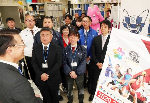 今夏にある東京五輪・パラリンピックや「ワールドマスターズゲームズ２０２１関西」に向け、担当課長（左手前）の訓示があった県教委スポーツ振興課＝６日午前、神戸市中央区下山手通５、兵庫県庁（撮影・辰巳直之）