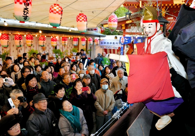 奉納された戎舞を楽しむ参拝者＝２０１４年１月、神戸市兵庫区の蛭子神社