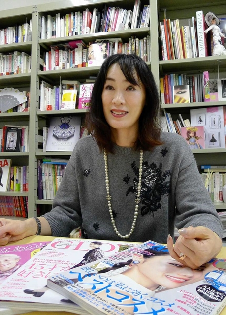 「次は女性雑誌と時代の関係性、変遷について考えてみたい」と話す米澤泉教授＝神戸市東灘区、甲南女子大学