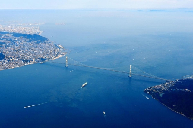 神戸市垂水区（左）と淡路島を結ぶ明石海峡大橋