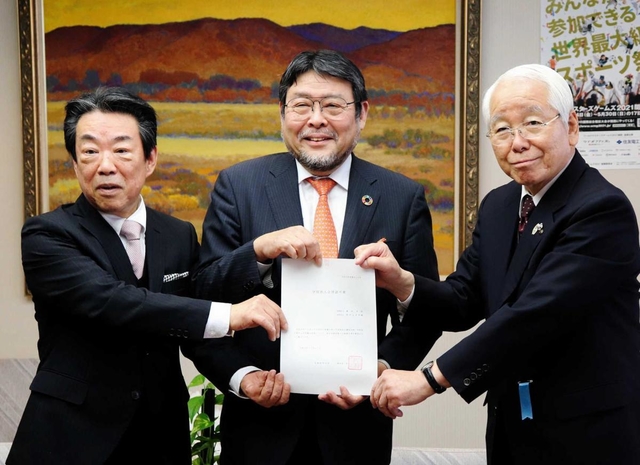 認可書を持つ（左から）楠見清理事長、濱名篤理事長、井戸敏三県知事＝神戸市中央区下山手通５