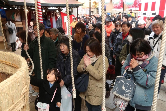 さい銭を投げ入れ、商売繁盛や家内安全を願う参拝客＝１０日午後、神戸市兵庫区西柳原町、柳原蛭子神社（撮影・辰巳直之）