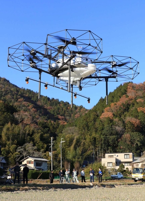 田畑への薬剤散布などを想定して開発された農業用ドローン＝姫路市夢前町宮置（撮影・小林良多）
