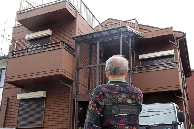 「まだまだ楽しいことが待っていたやろうに」。喜之さんを亡くし、再建した自宅を見上げる市野裕士さん＝芦屋市津知町（撮影・風斗雅博）