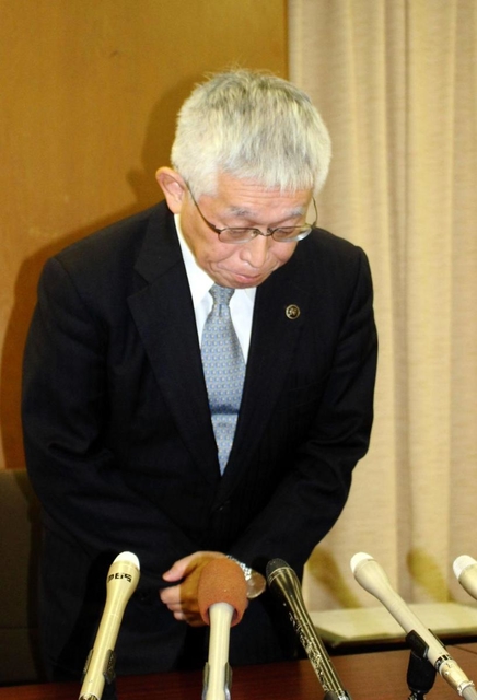 会見で暴言について謝罪する明石市の泉房穂市長＝１５日午前、明石市役所