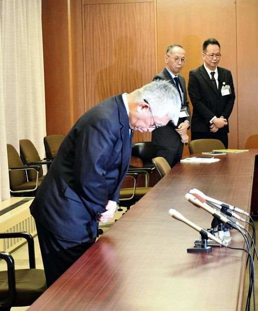 会見で暴言を謝罪する明石市の泉房穂市長＝明石市役所