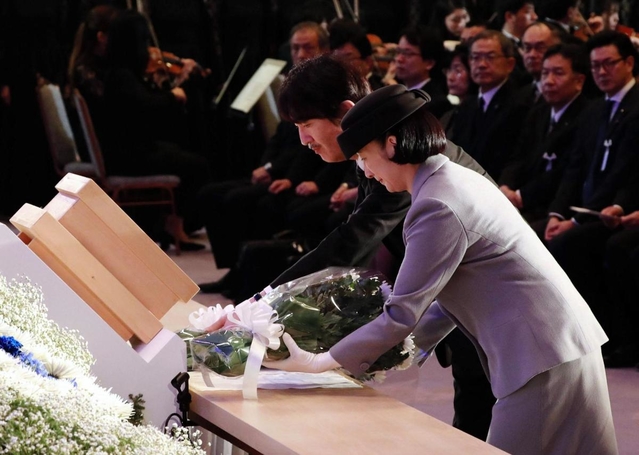追悼式典で献花される秋篠宮ご夫妻＝１７日午後０時４７分、神戸市中央区、県公館（撮影・斎藤雅志）
