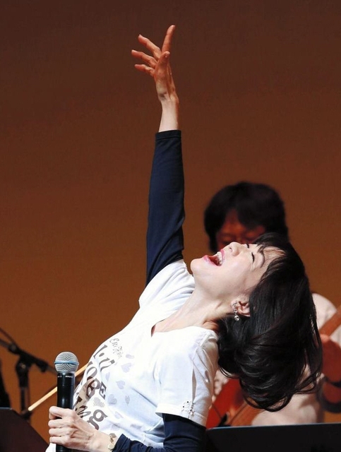 ライブで歌う平松愛理さん＝１７日午後６時４１分、神戸市中央区東川崎町１、神戸新聞松方ホール（撮影・斎藤雅志）