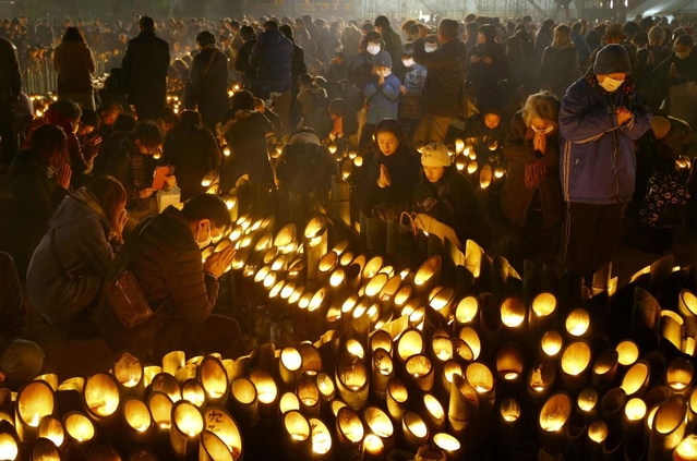 日が暮れても追悼の人波は途切れなかった神戸・東遊園地。昨年を約６千人上回る約５万４千人が訪れ、過去５番目の人数となった＝１７日午後５時４６分、神戸市中央区加納町６（撮影・小林良多）